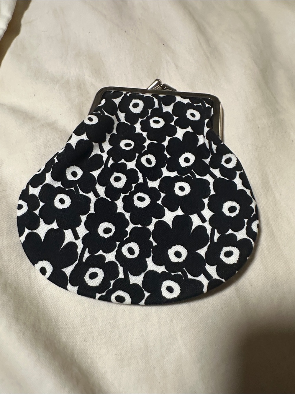 Maribel NWOT Black & White Floral Kiss-Lock Coin Purse